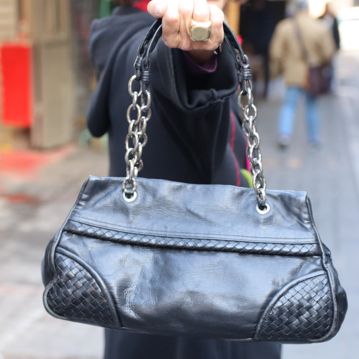 BOTETEGA VENETA BLACK WITH SILVER CHAIN LEATHER SHOULDER BAG