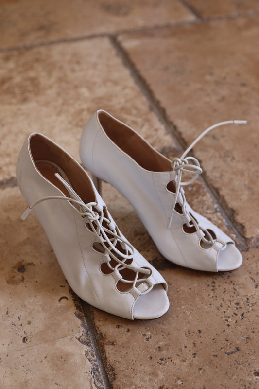 Gianvito Rossi white leather lace-up pump
