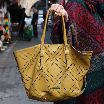 BURERRY YELLOW MOSTARD COLORED LEATHER TOTEAG WITH GOLDEN COLORED CLOSURE
